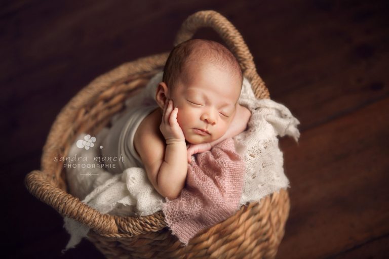 photo de bébé mignon endormi dans un panier