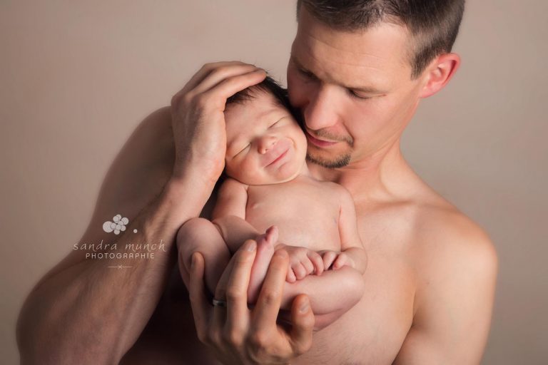 photographe de nourrisson dans les bras de papa en peau à peau