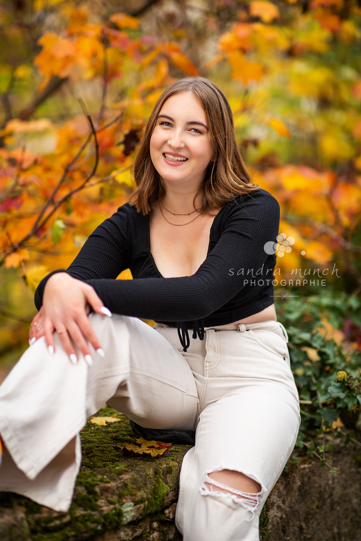 photo portrait de jeune fille sur fond de feuilles d'automne