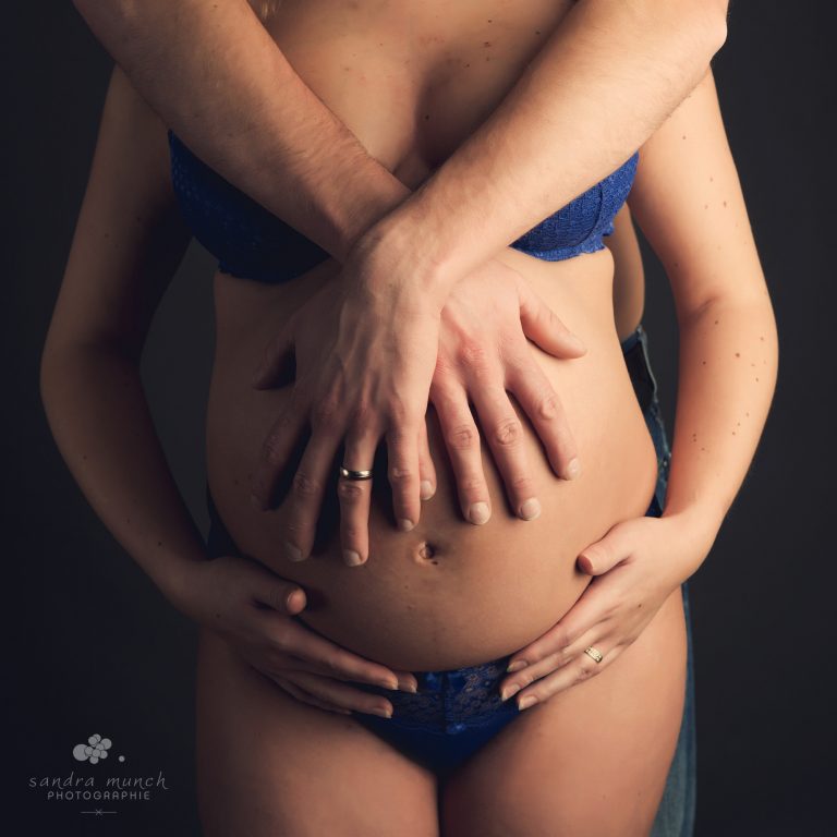 photographe couple grossesse avec les mains sur le ventre
