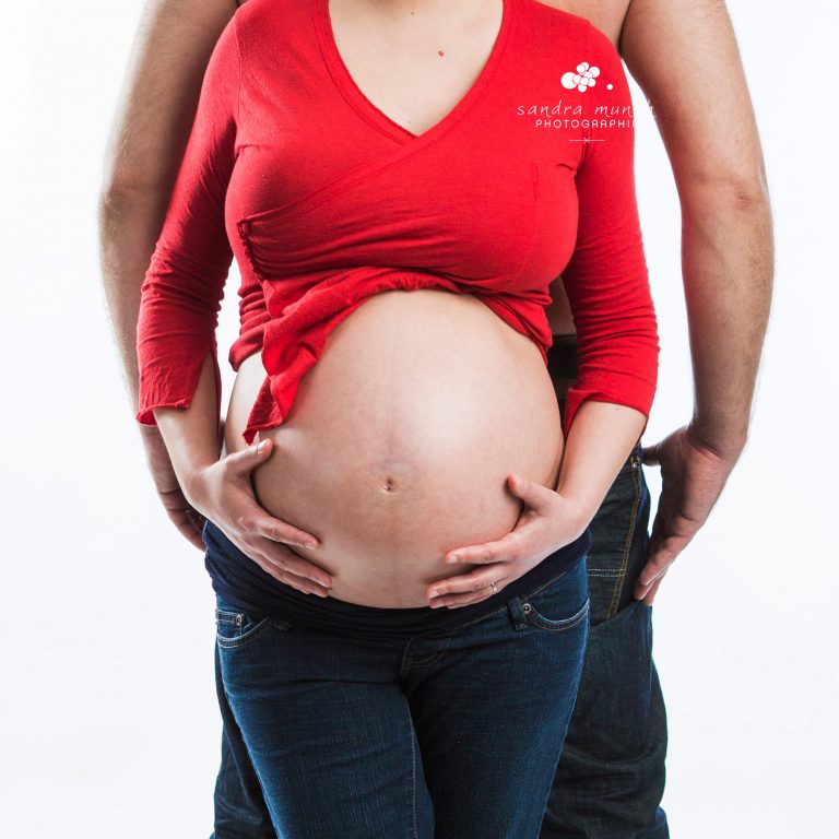 couple dos à dos femme enceinte main sur le ventre en tshirt rouge