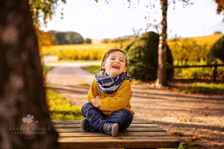 photo d'enfant qui rigole assis à Ernolsheim