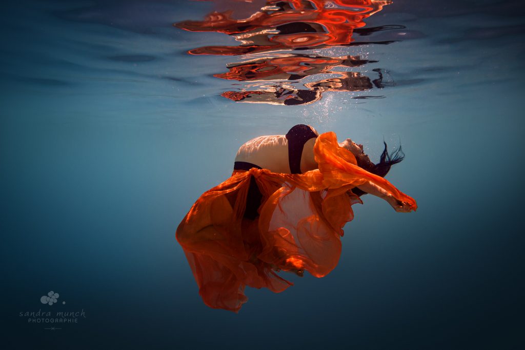 photographe underwater femme enceinte sous la surface de l'eau