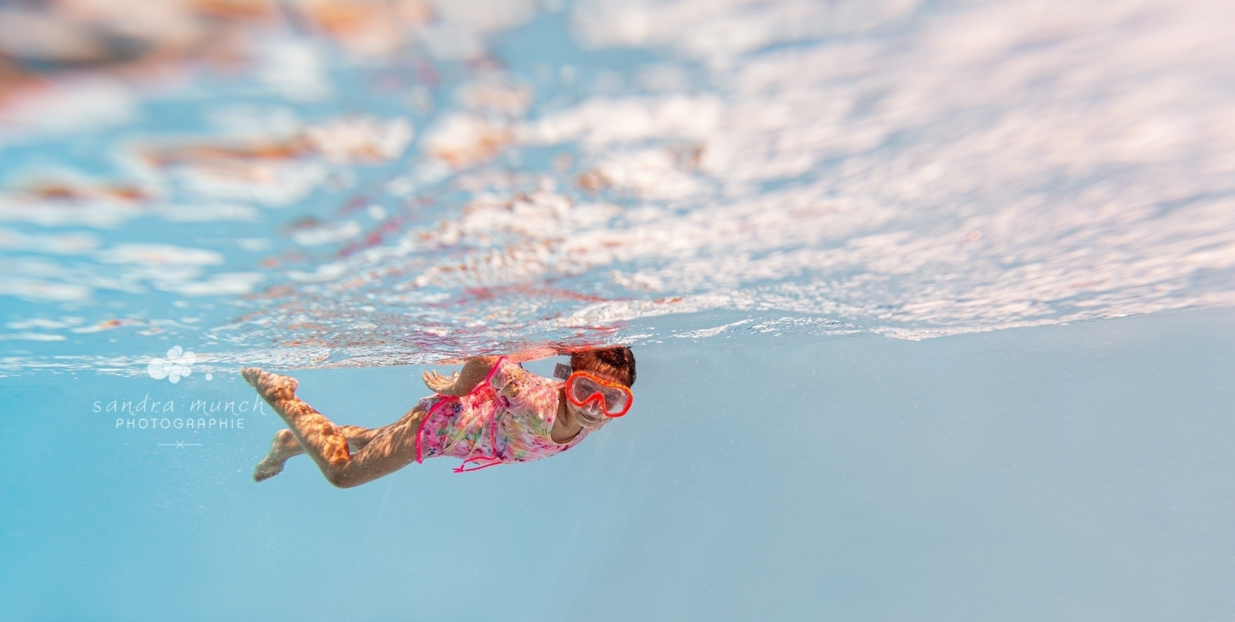 portrait d'enfant de 5 ans qui nage sous l'eau avec un masque