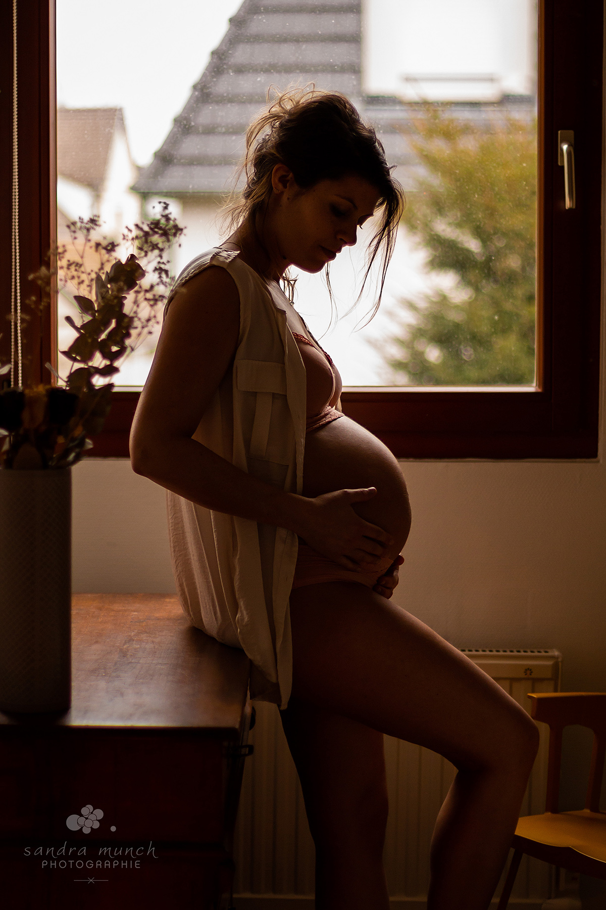 photo de femme enceinte devant une fenêtre en alsace