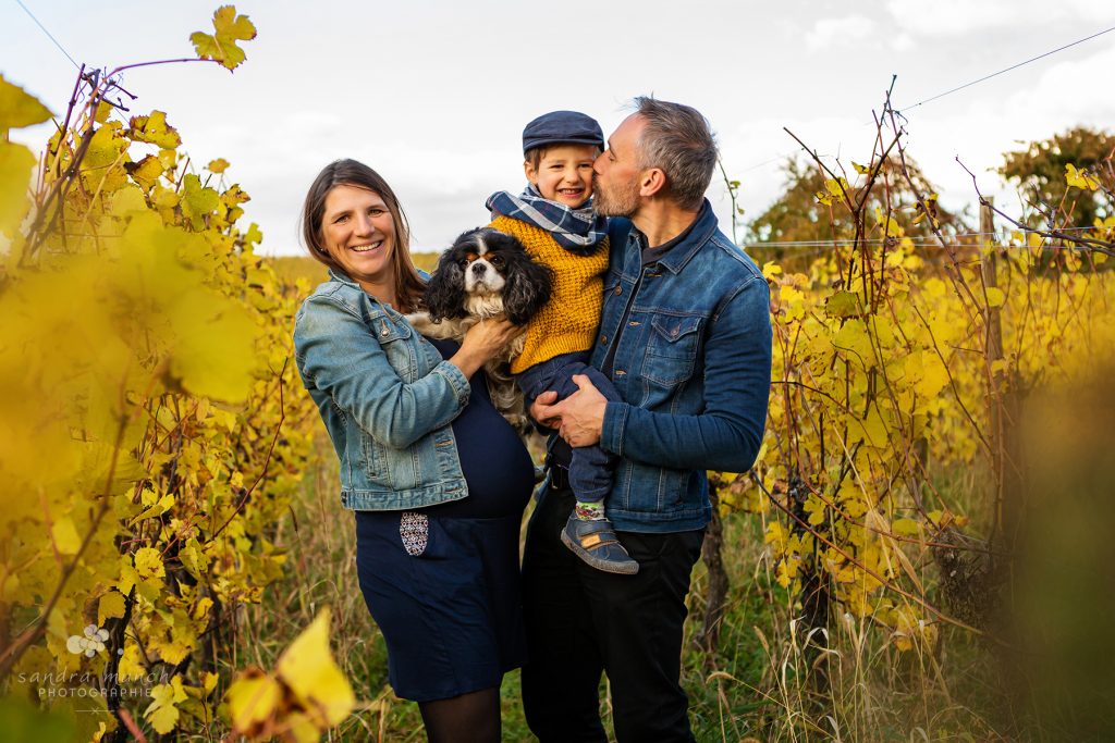 famille dans les vignes avec un chien