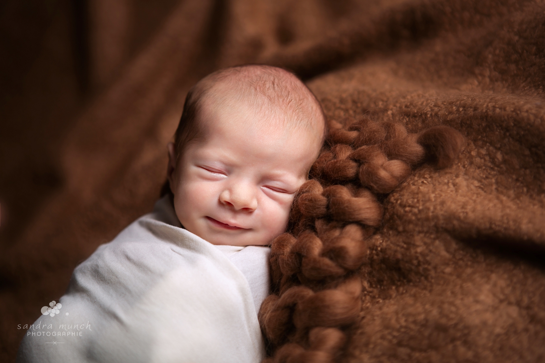 séance photo nouveau-né à domicile endormi et emmailloté