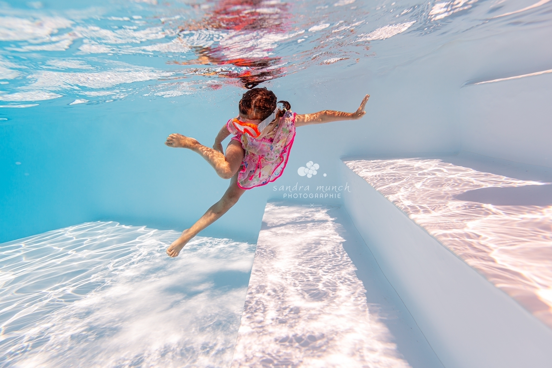 photo aquatique sous l'eau d'enfant de 5 ans qui nage avec un masque de plongée