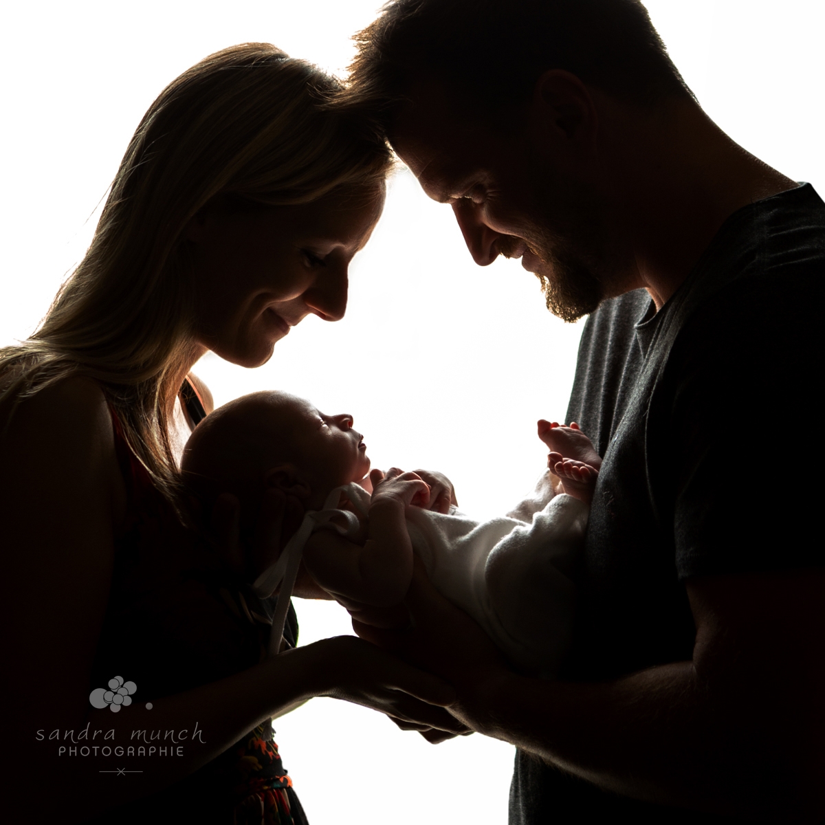 séance photo naissance en silhouette avec bébé et parents
