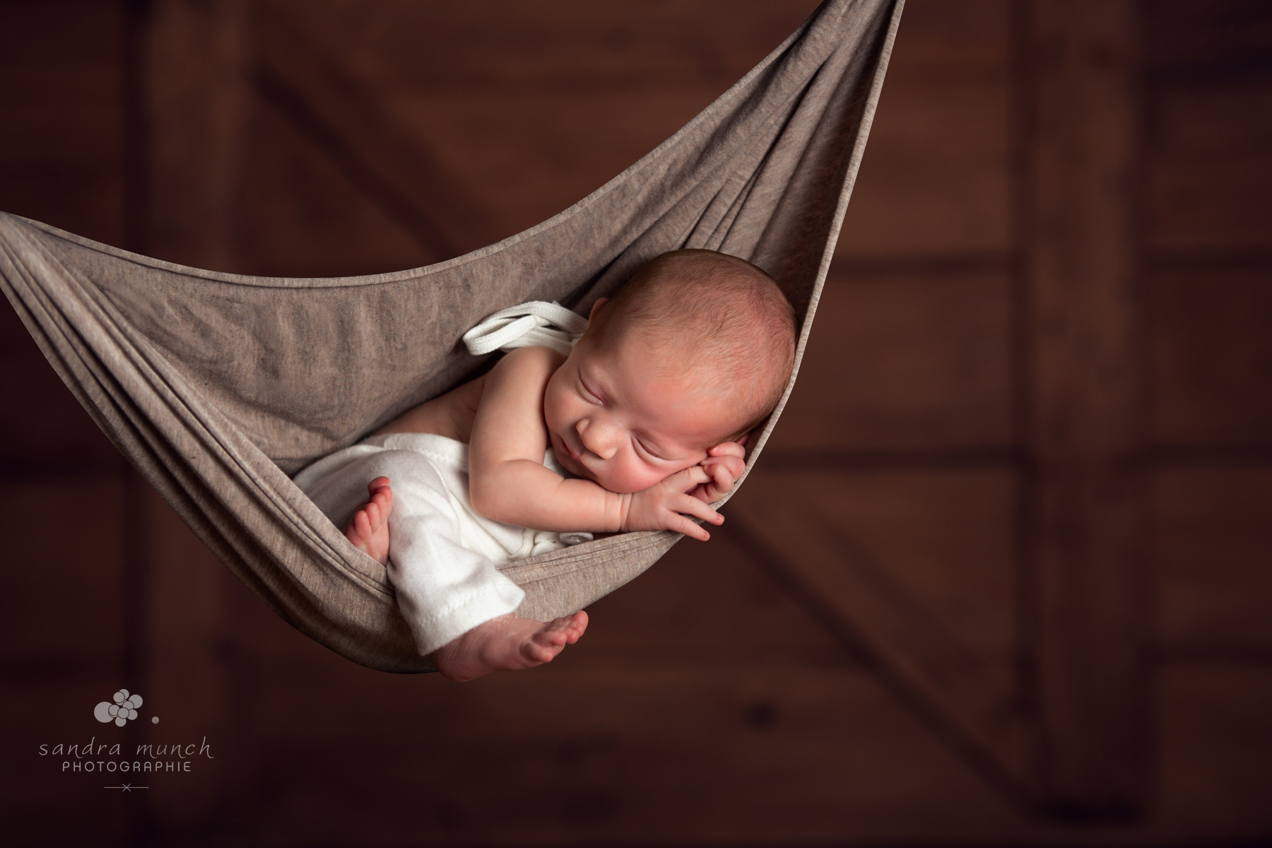 séance photo nouveau-né endormi dans un hamac