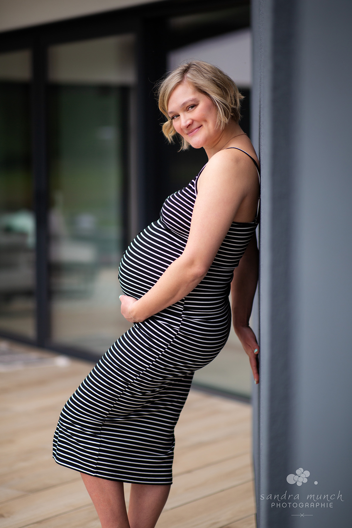 photo de femme enceinte adossée au mur