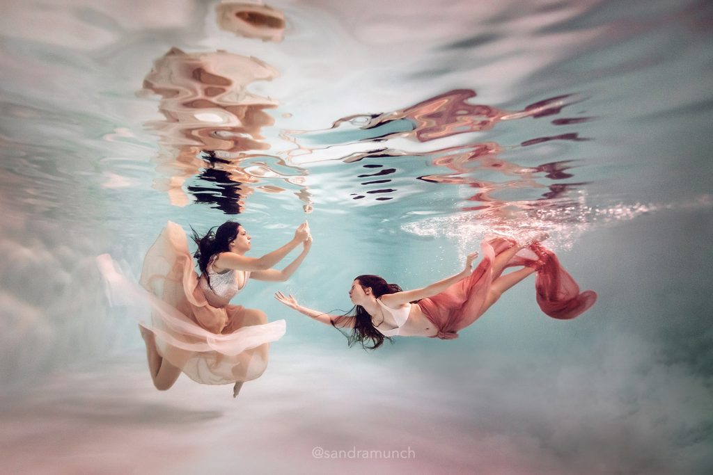 danse aquatique en piscine mère et fille