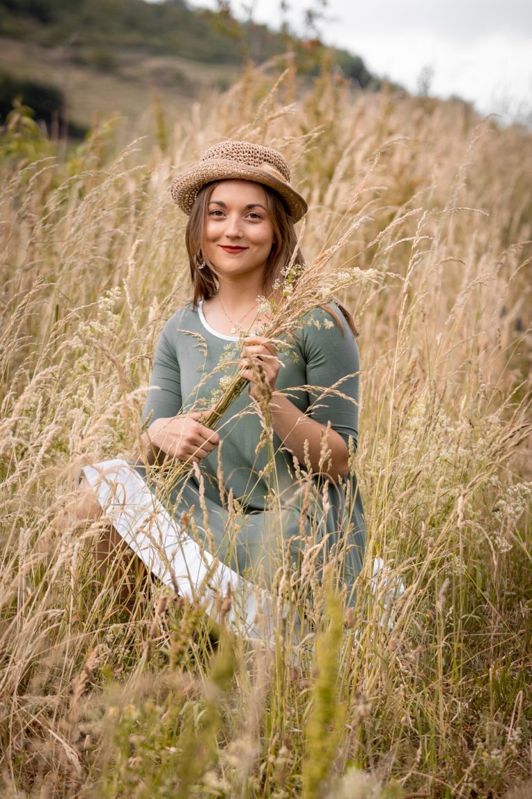 photo de femme grandes herbes