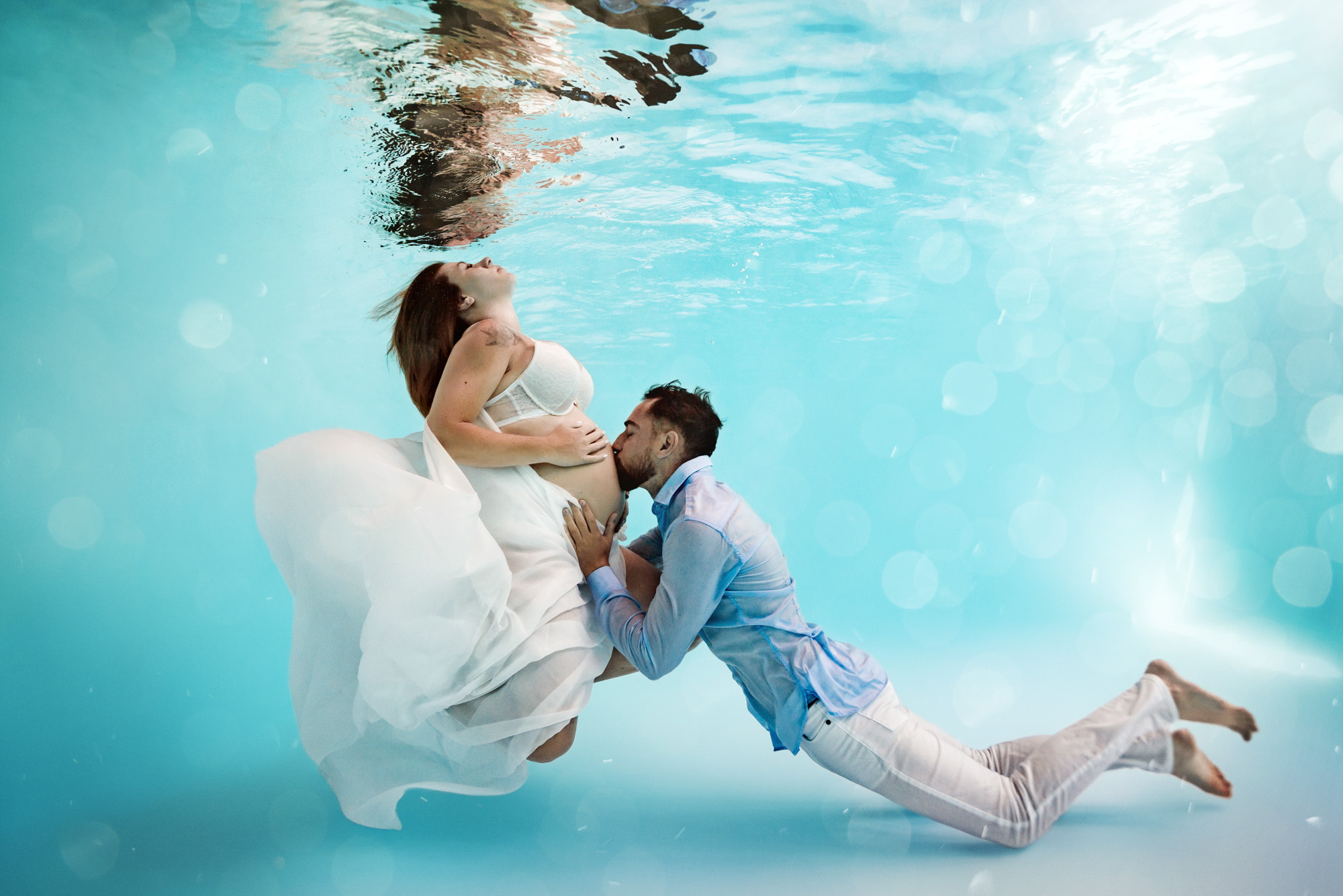 couple enceinte underwater