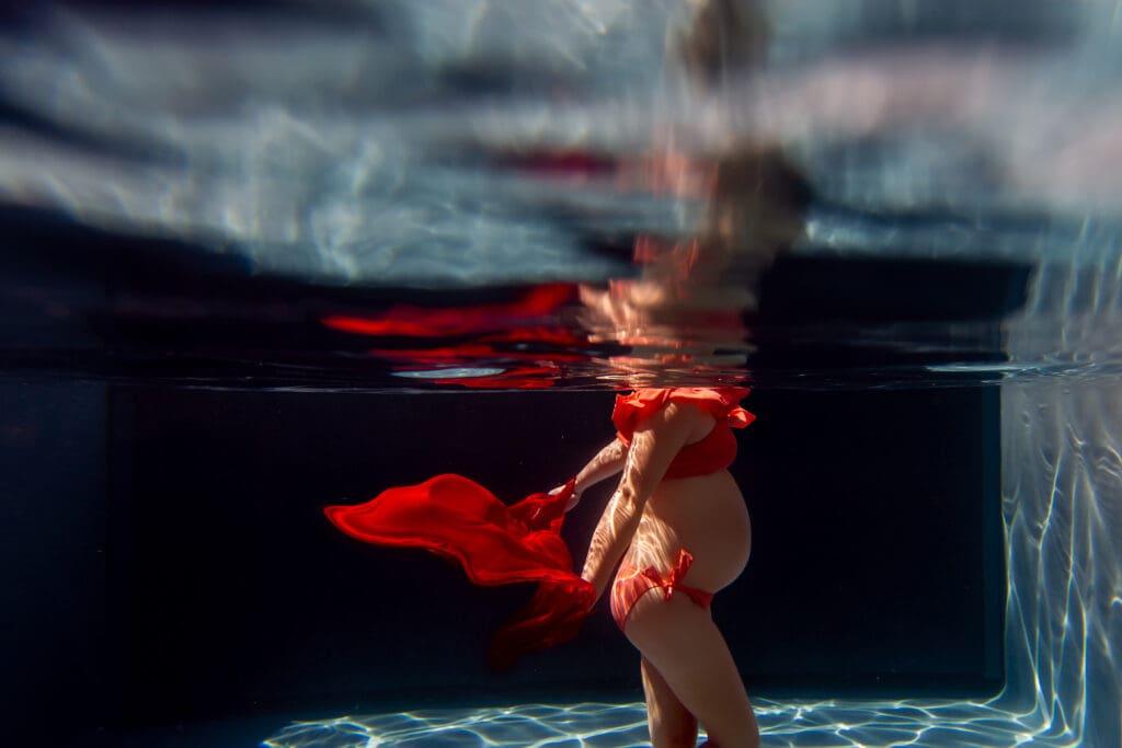 femme enceinte lors d'une séance grossesse cocooning à domicile