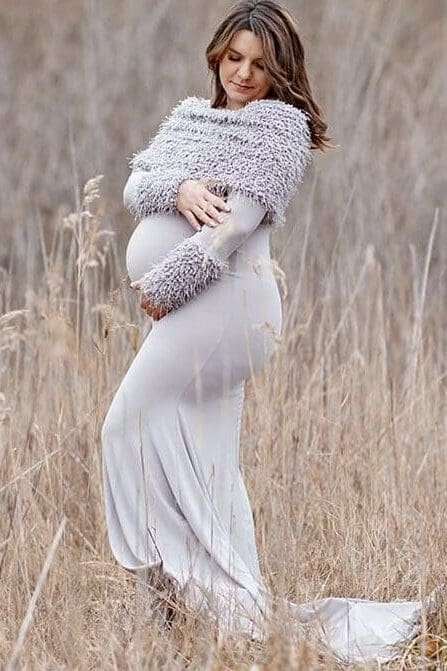 Future maman en robe grise dans la nature lors d'une séance photo à Saint Nabor