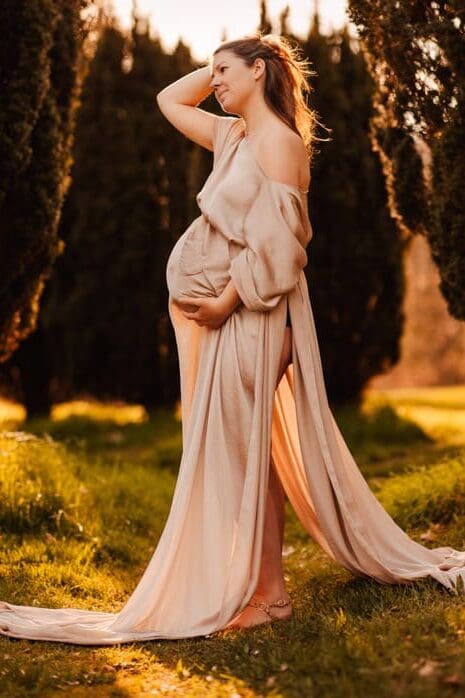 Future maman avec robe fluide lors d’une séance photo grossesse à Boersch