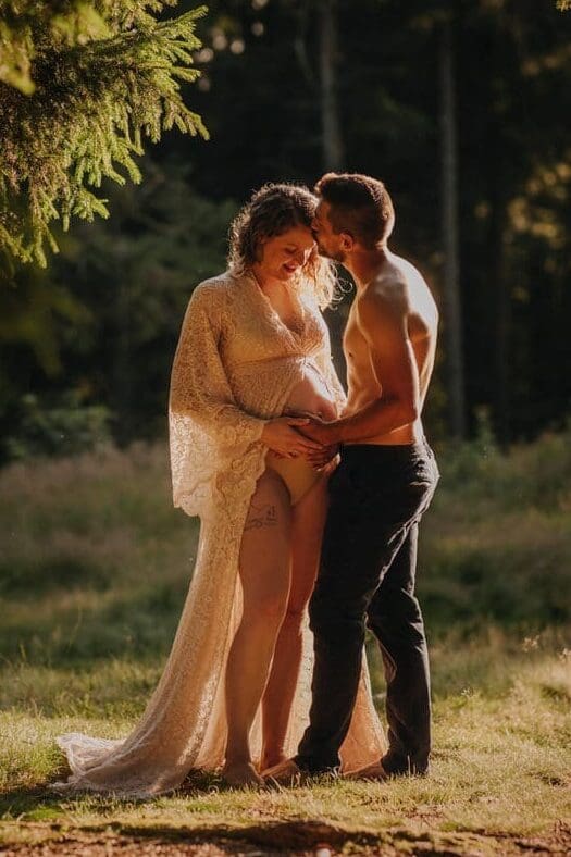 Future maman et papa en robe bohème et élégante pour séance photo en montagne en Alsace