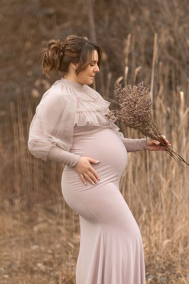 Future maman en robe élégante lors d’une séance photo grossesse en Alsace